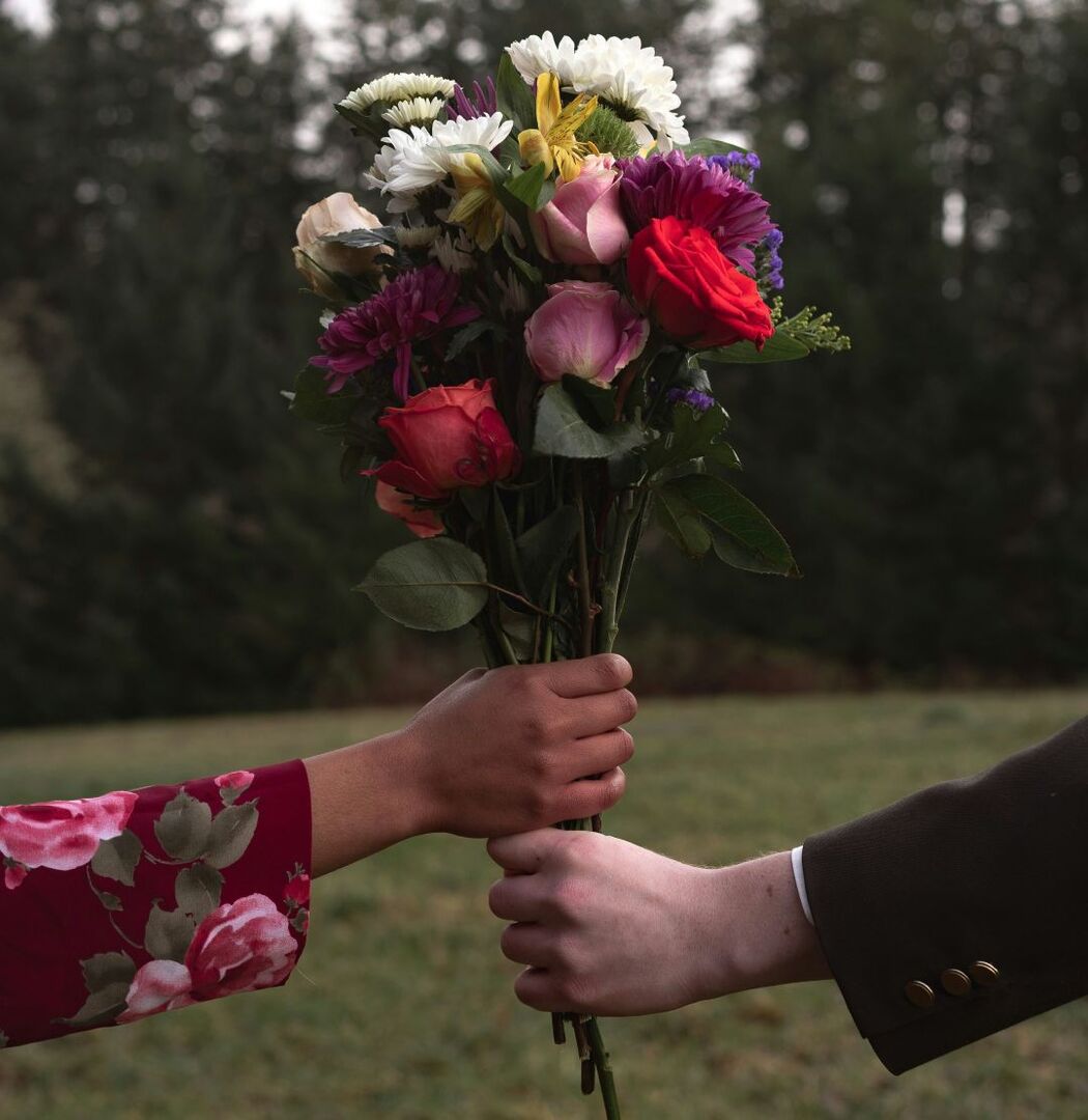 Woman Recycles Wedding Bouquets to Brighten Strangers' Days.